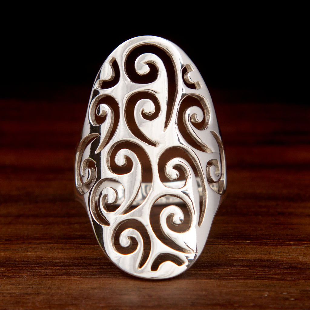 925 sterling silver ring featuring an oval shape adorned with swirls